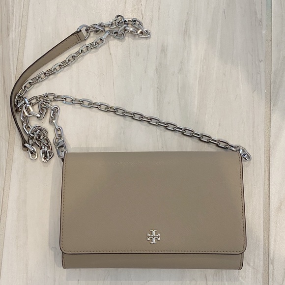 Tory Burch Handbags - EUC Tory Burch Robinson Leather Chain Wallet/Crossbody Bag in French Gray